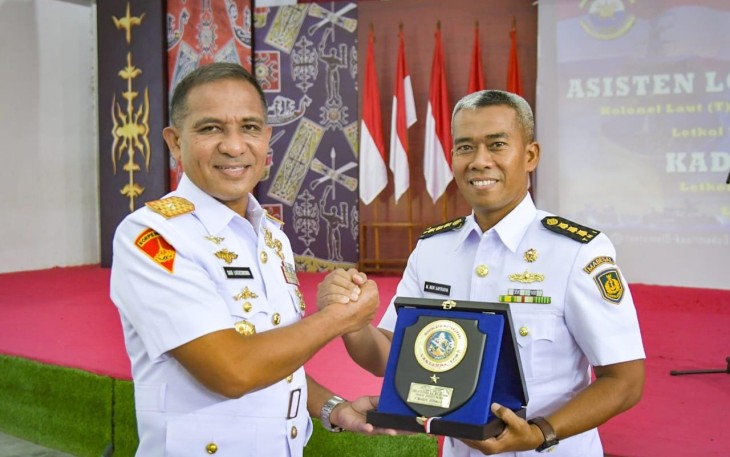 Danlantamal IX saat Pimpin Serah Terima Jabatan Aslog Danlantamal dan Kadiskes Lantamal IX Ambon