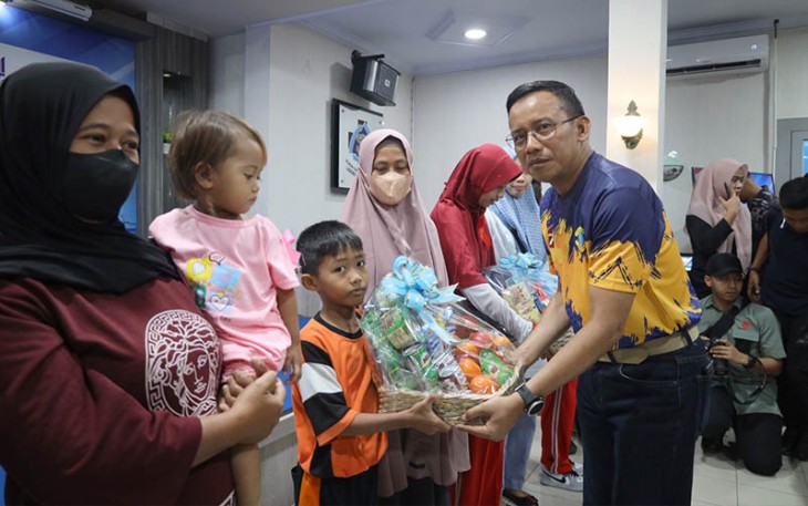 Danlantamal VI  Makassar saat memberikan bingkisan parcel