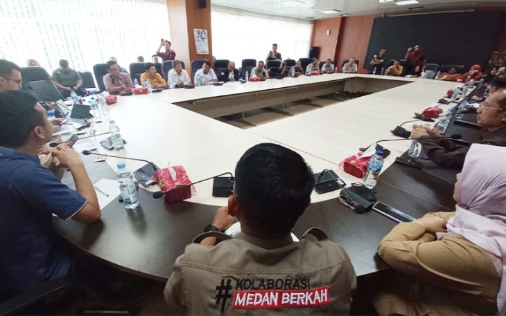 Rapat dengar pendapat (RDP) dengan puluhan pedagang Pusat Pasar, Medan.