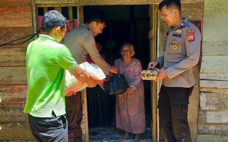 Polres Mukomuko saat Salurkan 17 Bantuan Sosial Berupa Sembako