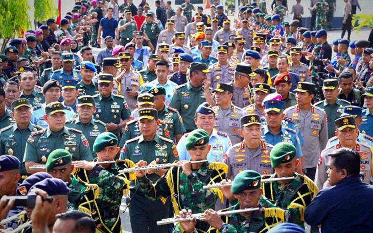Panglima TNI Jenderal TNI Agus Subiyanto bersama Kapolri Jenderal Polisi Listyo Sigit Prabowo saat mengunjungi Kota Ambon, Sabtu (9/12/2023).