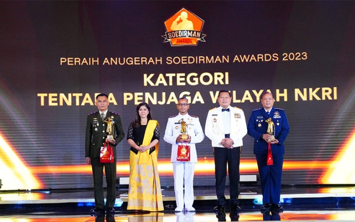 Panglima TNI Laksamana TNI Yudo Margono, S.E., M.M., selaku Inisiator Soedirman Awards memberikan trophi secara langsung kepada prajurit TNI terbaik di Balai Samudera, Kelapa Gading, Jakarta Utara, Senin (13/11/2023) malam.