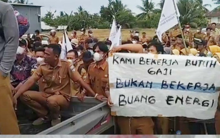 Ratusan Perangkat Pekon di Kabupaten Pesibar saat Gelar Demo