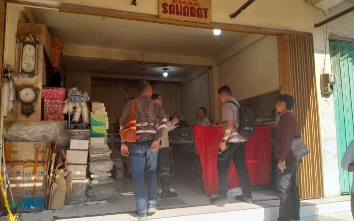 Kapolres Blora AKBP Agus Puryadi beserta tim Inafis melakukan olah tempat kejadian perkara di toko emas "Sahabatku" Cepu.
