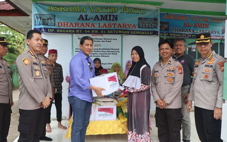 Irwasum Polri saat Berikan Bansos Kepada Anak Panti Dharana Lastarya di Bengkulu