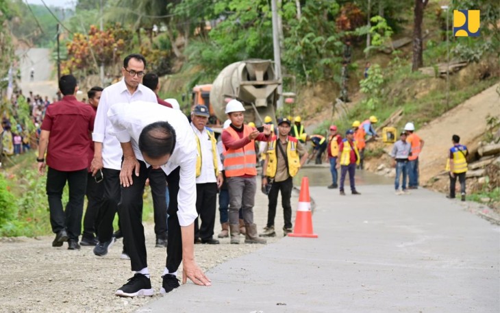 Presiden Jokowi saat Tinjau Pelaksanaan Inpres Jalan Daerah di Kawasan Penyangga IKN Nusantara
