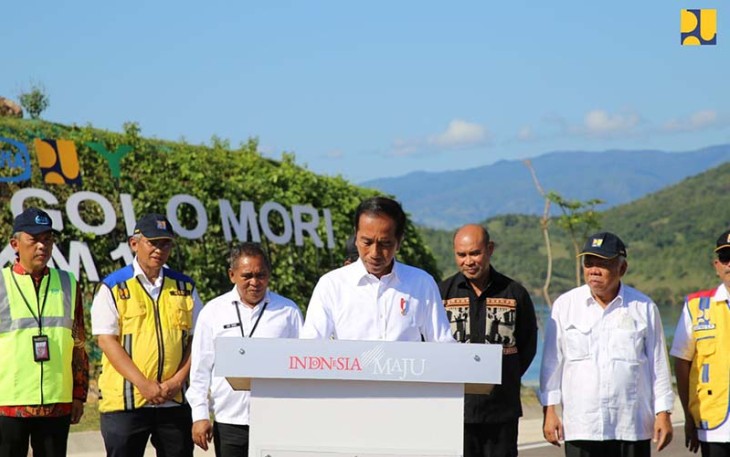 Presiden Jokowi saat Resmikan Jalan Akses Labuan Bajo-Golo Mori dengan penandatangan prasasti di KM 16, Selasa (14/3/2023). 