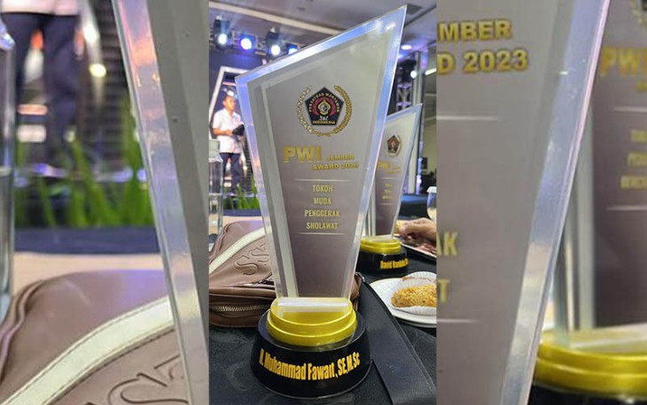 Penghargaan Tokoh Muda Penggerak Sholawat ke Presiden LSN