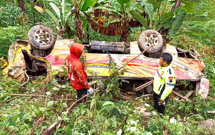 Kondisi minibus travel AD 7361 AF ringsek usai terperosok ke dalam jurang di Dusun Gondang, Desa Wonorejo, Kematan Jatiyoso, Kabupaten Karanganyar, Kamis (16/2/2023). Foto : Istimewa