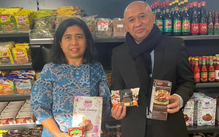 MenKopUKM Teten Masduki bersama Duta Besar RI untuk Indonesia dan Liechtenstein, Muliaman Hadad saat meresmikan Indonesia Trading House atau ITH yang bertempat di toko Pasar Indonesia di Aargau, Swiss.