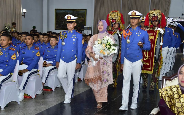 Ny. Evi Agus Subiyanto saat secara resmi dikukuhkan sebagai Ibu Upakarini Wira Taruna Akademi Militer