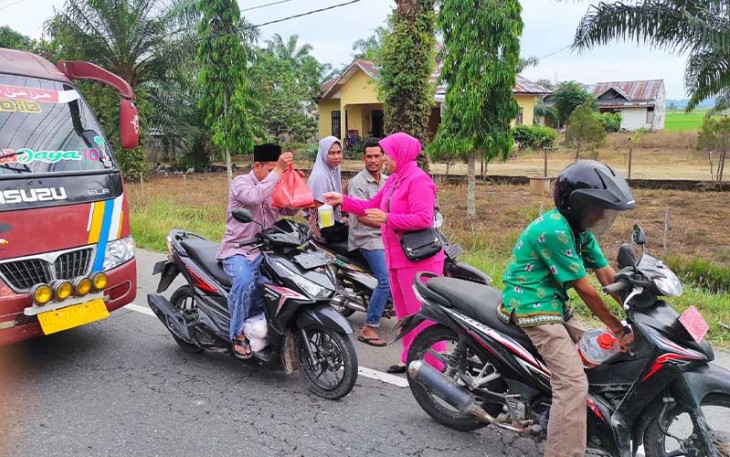 Polsek Peureulak Barat Polres Aceh Timur dan Bhayangkari Berbagi Takjil