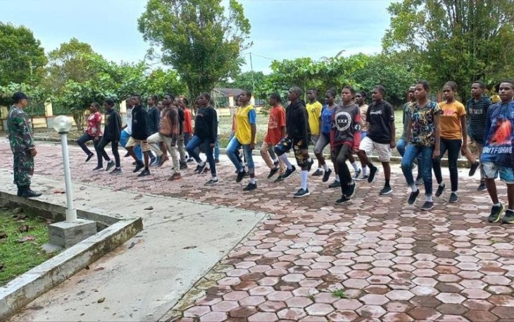 Babinsa Koramil 1710-03/Kuala Kencana saat Berikan Pelatihan Baris Berbaris Pada Siswa Siswi Baru SMP Katholik Kokonao
