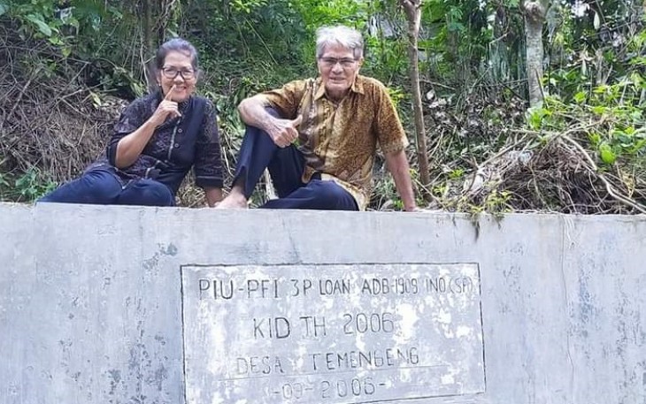 Umat Kristiani saat mengenang 100 tahun pembaptisan di Sungai Pasar Sore Desa Temengeng kecamatan Sambong kabupaten Blora belum lama ini.
