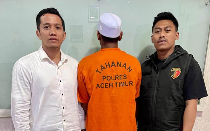 Terduga pelaku (kenakan baju tahanan) saat diamankan.