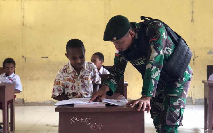 Anggota Satgas Pamtas RI-PNG Yonif RK 111/KB Wujudkan Mimpi Anak Pedalaman Papua Selatan