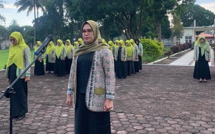 Ketua DWP Lapas Bukittinggi Sri Astuti Marten, menjadi Irup pada acara Tabur Bunga di TMP Kusuma Bangsa Payakumbuh.
