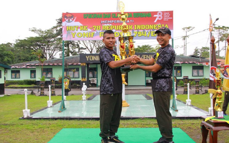 Penyerahan trophy 
