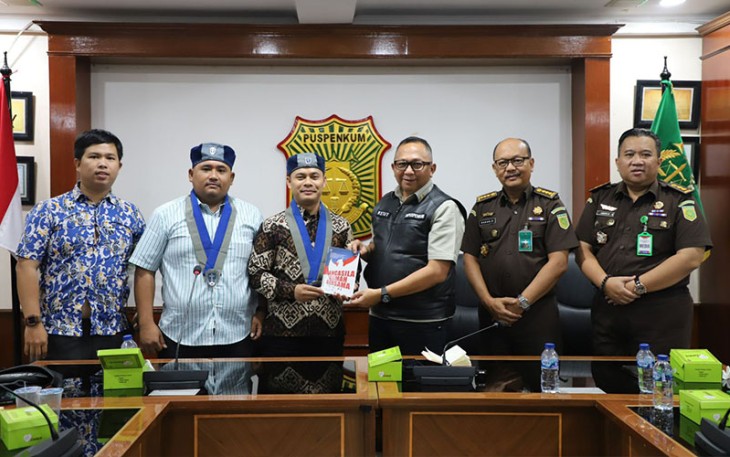 Kapuspenkum Dr. Ketut Sumedana saat menerima audiensi dengan Pengurus Pusat Gerakan Mahasiswa Kristen Indonesia (PP GMKI)
