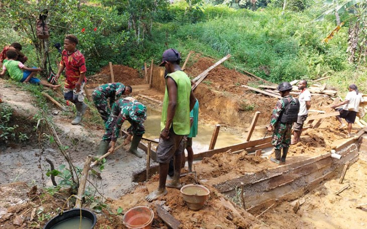 Masyarakat Pedalaman Papua Selatan dan satgas TNI saat membuat kolam