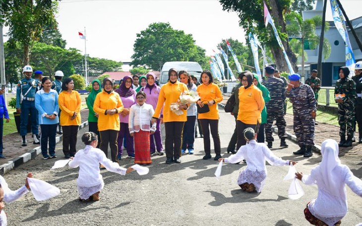 Tarian Lenso dan Musik Jukulele Anak-anak Sekolah Hang Tuah saat sambut Kunjungan Ibu Ketua Umum Dharma Pertiwi