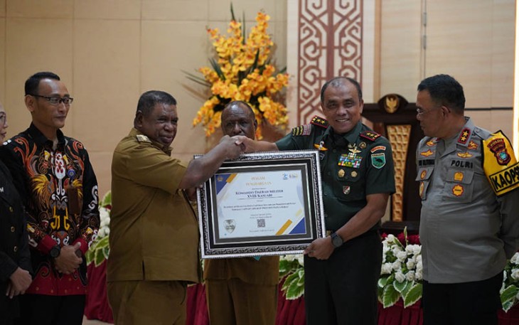 Pangdam, Mayjen TNI Ilyas Alamsyah, S.E., M.Tr.(Han)., CGCAE., saat menerima piagam penghargaan dari DJPb Provinsi Papua Barat, di Gedung PKK, Manokwari, pada Senin (11/12/2023).