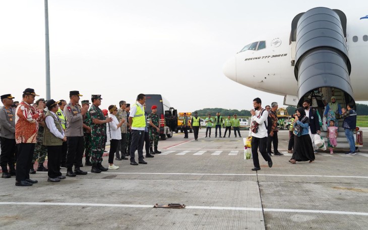 Panglima TNI saat Sambut WNI yang Dievakuasi dari Sudan