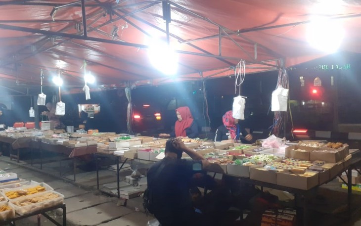 Suasana Pasar Besar di Bawah Jalan Layang