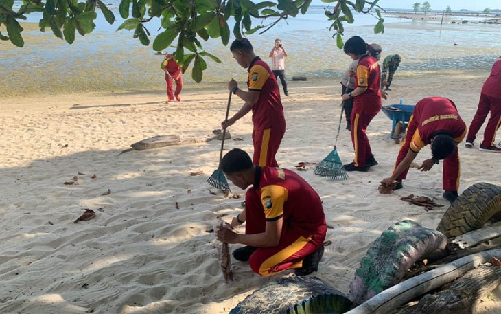 Polres Bintan saat Gelar Bakti Sosial Bersihkan Pantai