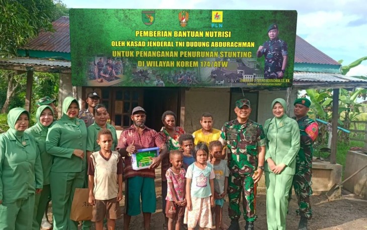 Danrem Merauke saat Bagikan Tambahan Gizi Bagi Anak Stunting