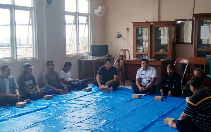 Kabid Pasar Dindagkop dan UKM kabupaten Blora Sony Supriyanto ( baju putih) saat sosialisasi dengan pedagang terdampak terkait rencana pembangunan Pasar Induk Cepu.