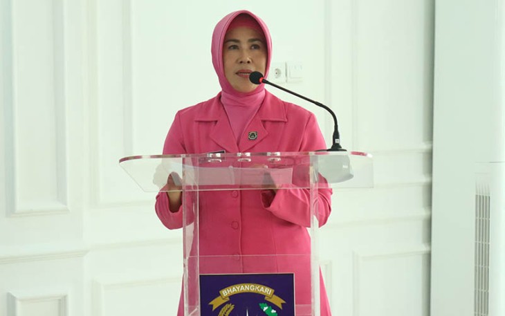 Ketua Bhayangkari Daerah Kalimantan Tengah (Kalteng) Ny. Irna Djoko Poerwanto, melakukan tatap muka dengan Pengurus Bhayangkari Cabang Kapuas, bertempat di Aula Bhayangkari Mapolres setempat, Senin (11/12/2023)