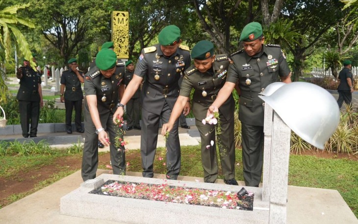 Personel Penerangan Kostrad Ikuti Ziarah ke TMPN Kalibata