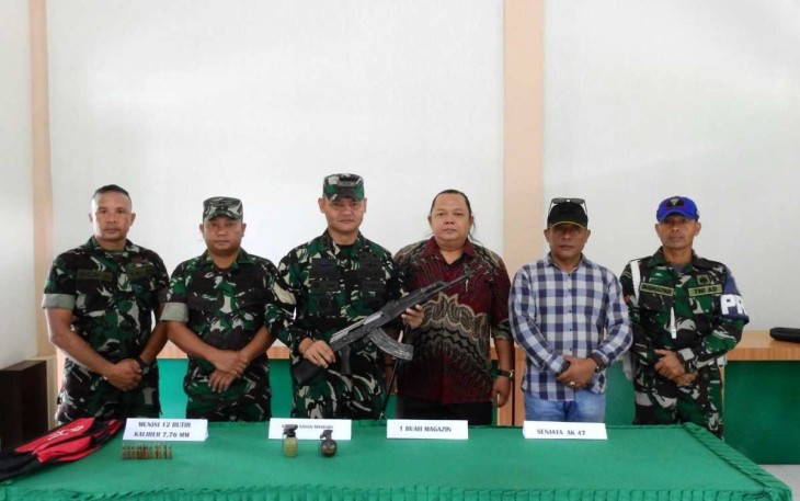 Dandim 0117/Aceh Tamiang Letkol Inf Andi Ariyanto S.I.P., saat menerima satu pucuk senjata api jenis Senjata AK 47 kaliber 12,7 mm, dua buah granat standar dan 12 Munisi Kaliber 7,26 mm. Diserahkan ke kodim 0117/Aceh Tamiang dari seorang mantan Kombatan di Kabupaten Aceh Tamiang, Jumat (5/01/2024). 