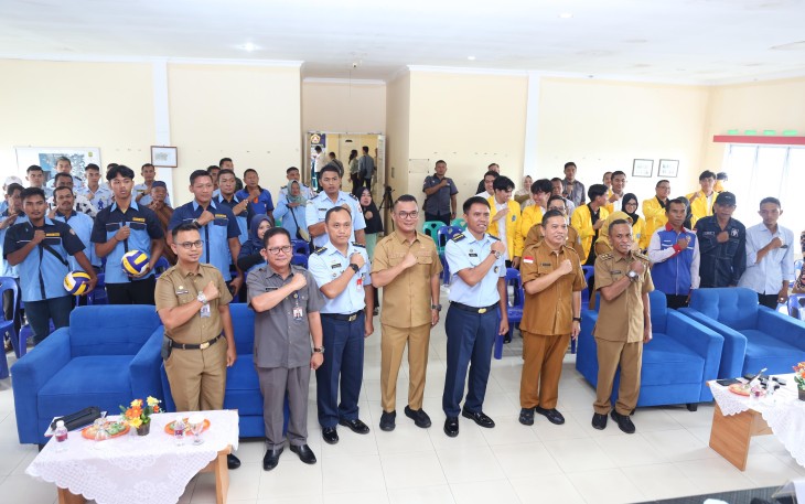 Foto bersama dalam kegiatan pemberdayaan Potensi Perbatasan Wilayah Udara (Pottaswilud) di wilayah Binpotdirga Lanud Raja Haji Fisabilillah. Kegiatan dilaksanakan di aula Kelurahan Batu IX, Senin (10/6).