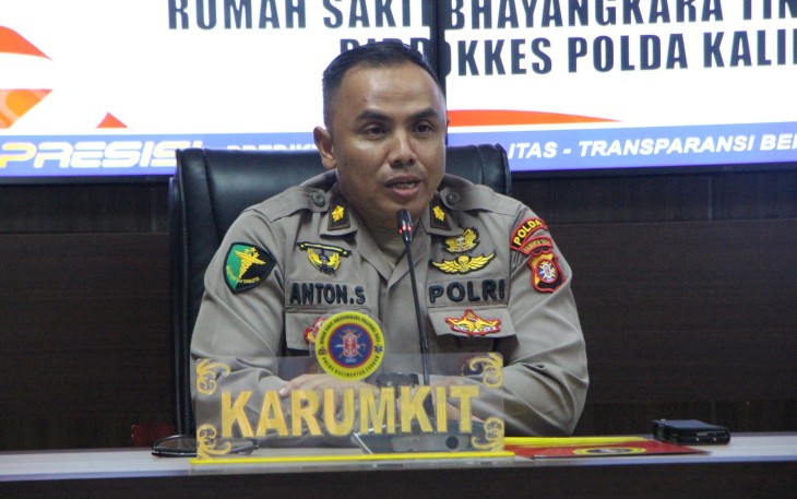 Kepala Rumah Sakit (Karumkit) Bhayangkara Tingkat III Palangka Raya Kompol dr. Anton Sudarto dan diikuti seluruh personel Rumah Sakit