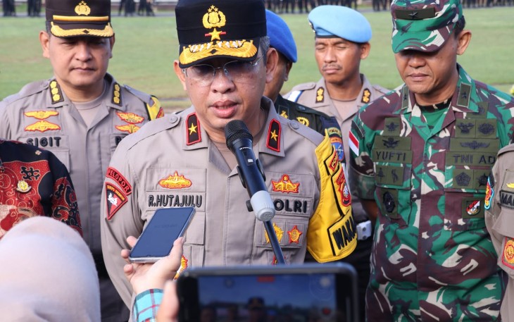 Wakapolda Kalimantan Barat Brigjen Pol Roma Hutajulu, S.IK., M.Si., memimpin Apel Gelar Oprasi Keselamatan T.A. 2024 dan Pencanangan Aksi Keselamatan Jalan di Lapangan Jananuraga Polda Kalbar pada, Jumat (01/Maret/2024)