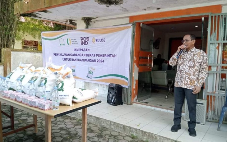 Pj Bupati Aceh Timur saat Salurkan Bantuan Pangan kepada 44.476 KPM secara Simbolis
