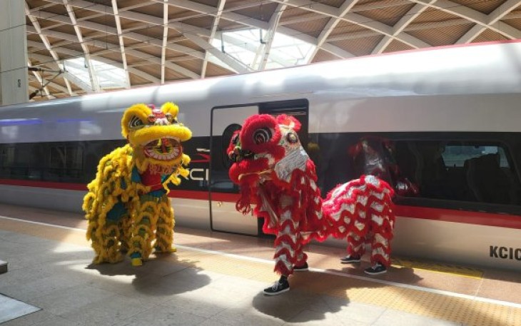 Atraksi barongsai di stasiun Whoosh, Halim Perdanakusuma Jakarta, Sabtu (10/2)