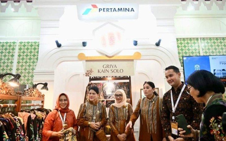 Ibu Iriana Jokowi bersama Ibu Wury Ma’ruf Amin singgah ke stand UMKM mitra binaan Pertamina dan membeli batik dan gelang saat menghadiri Dewan Kerajinan Nasional (Dekranas) Expo Tahun 2024 di Pamedan Pura Mangkunegaran, Surakarta, 16 Mei 2024