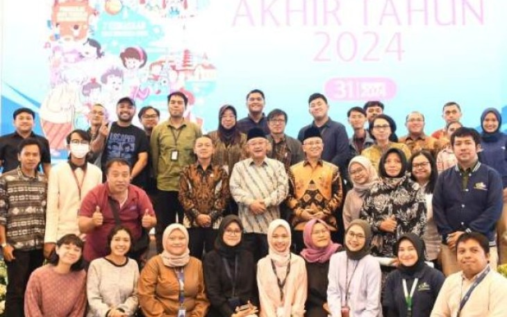 Mendikdasmen Abdul Mu'ti foto bersama dengan awak media di Jakarta, Selasa (31/12)
