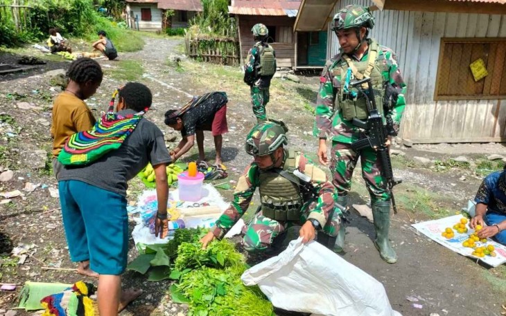 Prajurit Buaya Putih Kostrad saat Borong Jualan Hasil Bumi Mama Papua