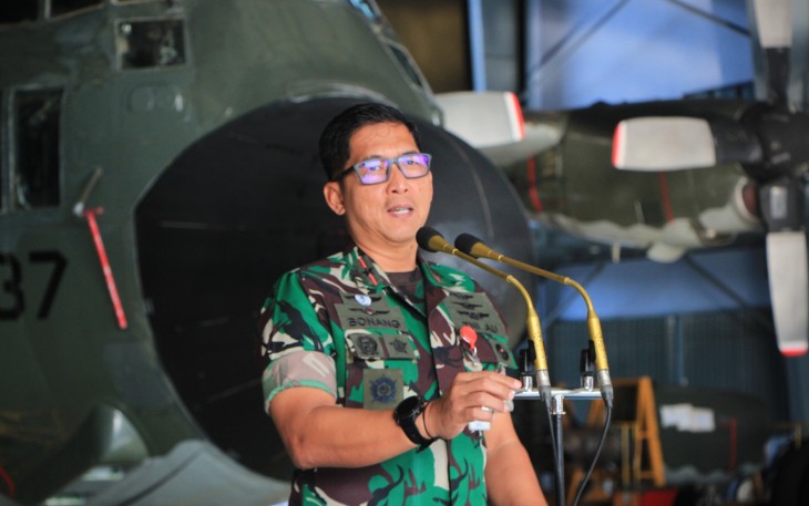 Danlanud Sultan Hasanuddin, Marsma TNI Bonang Bayuaji G, S.E., M.M., CHRMP., saat memberikan pengarahan dihadapan seribu lebih prajuritnya pada pelaksanaan apel khusus jelang akhir tahun, bertempat di Hanggar Skadron Udara 33, Lanud Sultan Hasanuddin, Makassar, Senin (30/12/2024).
