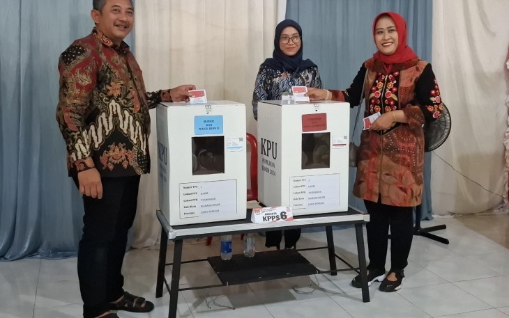 Calon Bupati Karanganyar Rober Christanto bersama istrinya, Farida, saat berada di TPS 01 Dusun Dawan, Desa Gaum, Kecamatan Tasikmadu, Rabu (27/11/2024).