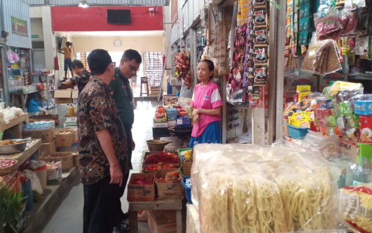 Babinsa Koramil Jiwan dan Kepala Pasar Lakukan Pendataan dan Pengecekan Harga Sembako di Pasar Sambirejo