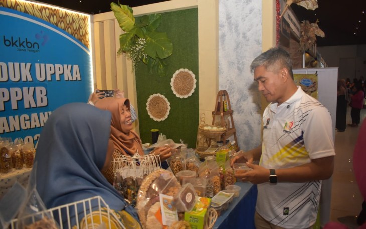 Pj Bupati Karanganyar saat meninjau langsung salah satu stand dalam gelaran Karanganyar Expo 2024 di Gedung Kebudayaan Karanganyar