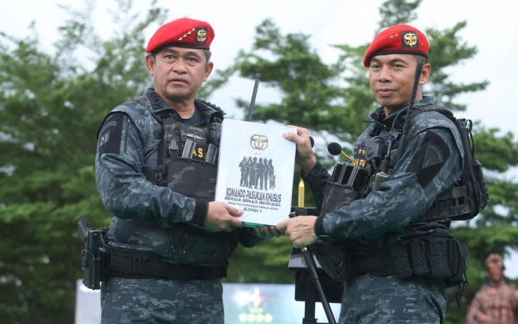 Kasad Jenderal TNI Maruli Simanjuntak, M.Sc. menerima Brevet Anti Teror Kehormatan dari Satuan Penanggulangan Teror (Satgultor) 81 Kopassus, di Markas Kopassus, Cijantung, Jakarta, Kamis (7/3/2024).