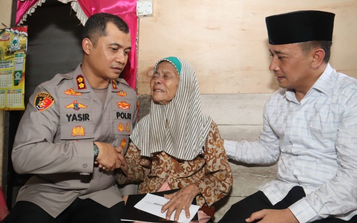 Kapolres Tapanuli Selatan (Tapsel), AKBP Yasir Ahmadi, SIK, MH, bersama Pj Bupati Padang Lawas Utara (Paluta), Patuan Rahmat Syukur P Hasibuan, SSTP, MM, dengan kompaknya untuk bantu seorang nenek tunanetra yang hidup sebatang kara, Minggu (24/03/2024)
