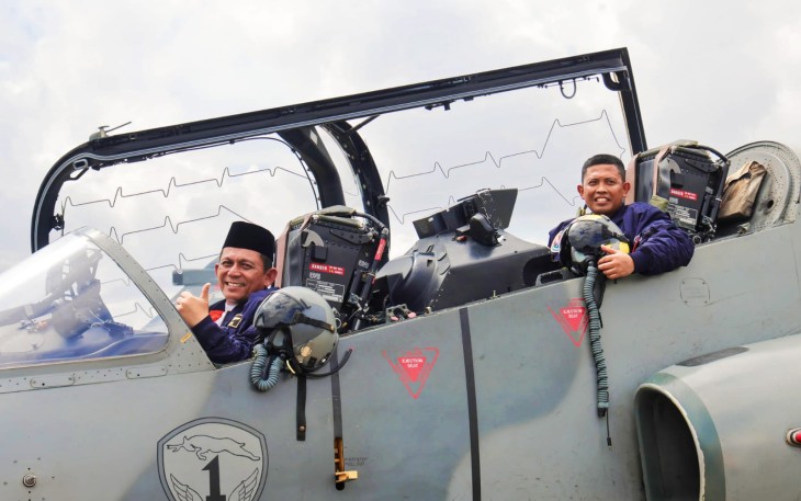 Gubernur Kepulauan Riau H. Ansar Ahmad ikut menyambut kedatangan tiga pesawat tempur Hawk 100/200 Skadron Udara 1 Lanud Supadio Pontianak, di Bandara Raja Haji Fisabilillah (RHF), Jumat (16/2)