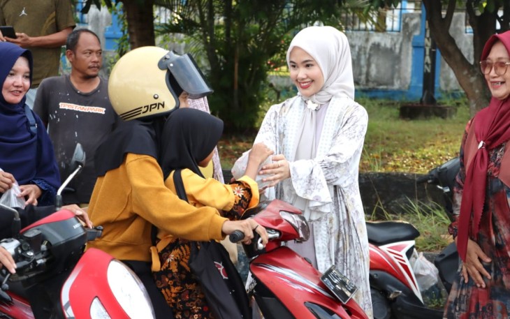 Ketua TP PKK Bintan Hafizha Rahmadhani bersama para Kadernya turun ke jalan untuk berbagi takjil bagi para pengguna jalan